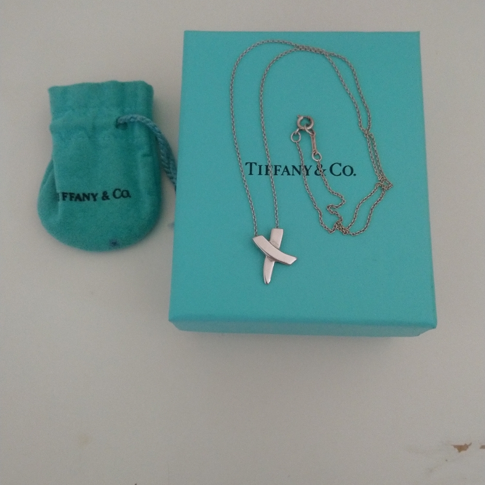 Tiffany & Co Paloma Picasso's kiss. Necklace